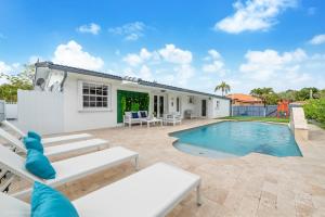 eine Villa mit einem Pool und einem Haus in der Unterkunft Le Femme Paradise in Miami