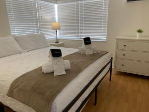 1 dormitorio con 1 cama con 2 almohadas en By the Beach Rentals, en Clearwater Beach