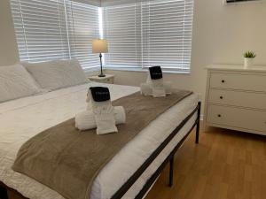 Кровать или кровати в номере By the Beach Rentals