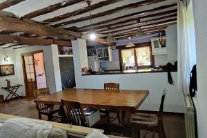 a kitchen and dining room with a wooden table at viva el vino in Oyón