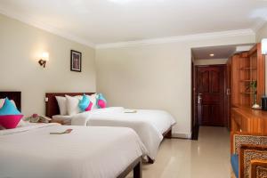 Letto o letti in una camera di Ratana Angkor Hotel