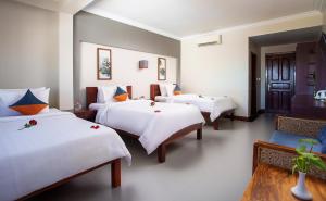 Letto o letti in una camera di Ratana Angkor Hotel