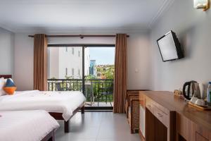 Letto o letti in una camera di Ratana Angkor Hotel