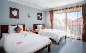 Letto o letti in una camera di Ratana Angkor Hotel