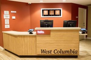 un comptoir de bureau avec une station de paiement pour la columbie occidentale dans l'établissement TownePlace Suites By Marriott Columbia West/Lexington, à West Columbia
