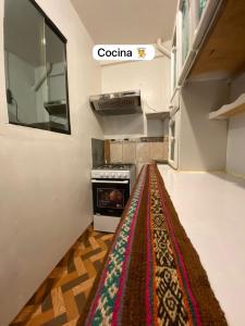 een keuken met een tapijt op de vloer bij Casa Katya Cusco in Cuzco