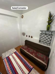 een woonkamer met een bank en een tapijt bij Casa Katya Cusco in Cuzco