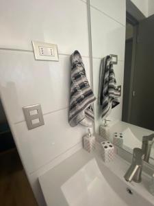 y baño con lavabo y espejo. en Cómoda casa nueva 3 D 2 B en La Serena