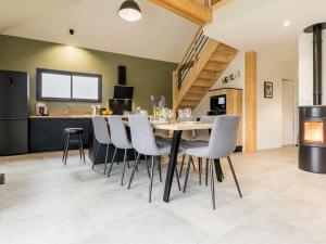 a kitchen and dining room with a table and chairs at Gîte Familial Rénové, Proche Canal, Terrasse, Jardin, et Verger Commun, à 20 km de Nantes - FR-1-306-1262 in Nort-sur-Erdre