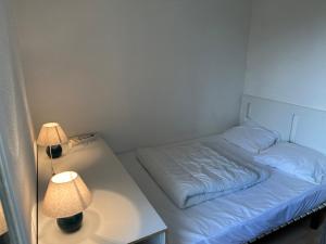 ein kleines Schlafzimmer mit einem Bett und einer Lampe in der Unterkunft Appartement Seignosse, 2 pièces, 4 personnes - FR-1-239-1008 in Seignosse