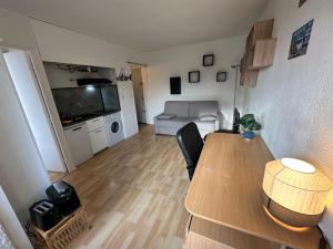 ein kleines Apartment mit einem Tisch und einem Wohnzimmer in der Unterkunft Appartement Seignosse, 2 pièces, 4 personnes - FR-1-239-1008 in Seignosse