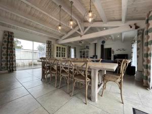 ein Esszimmer mit einem langen Tisch und Stühlen in der Unterkunft Villa spacieuse avec piscine privée, WiFi gratuit et jardin clos, à proximité de la mer et du centre-ville - FR-1-246A-279 in Saint-Denis-dʼOléron
