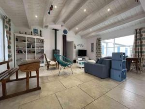 ein Wohnzimmer mit Sofa und Tisch in der Unterkunft Villa spacieuse avec piscine privée, WiFi gratuit et jardin clos, à proximité de la mer et du centre-ville - FR-1-246A-279 in Saint-Denis-dʼOléron