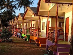 Une rangée de maisons avec de la peinture colorée sur elles dans l'établissement Last Hammock Beach Resort, à Ko Pha Ngan