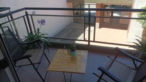 ein Balkon mit Tisch und Stühlen auf einem Balkon in der Unterkunft Espacio B in Chivilcoy