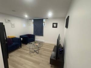 uma sala de estar com um sofá e uma mesa em Cozy Apartment close to Airport em Dieppe