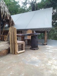 Tienda blanca con banco y mesa en Ella Retreat Glamping Tent on Hill for Nature Lovers, en Ella