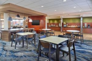 ジャクソンにあるFairfield Inn & Suites by Marriott Jacksonのテーブルと椅子のあるレストラン、バー