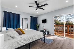 Un dormitorio con una cama y un ventilador de techo. en Inviting 4BR2.5BA Downtown Home with Ample Space, en San Antonio