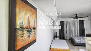 ウマカオにあるPortobello Palmanova, Palmas del Mar, Humacao, PRの壁画のあるリビングルーム