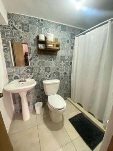 La salle de bains est pourvue de toilettes, d'un lavabo et d'une douche. dans l'établissement Hotel Noche Azul, à Real de Catorce