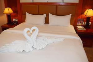 Postel nebo postele na pokoji v ubytování Dansavanh Vientiane Hotel