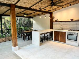 een open keuken en eethoek van een huis bij Makanas Beach Bungalows in Santa Teresa Beach