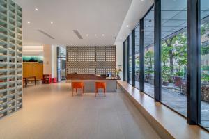 A seating area at Wuyu Hotel Chongqing Southwest University & Jialing Riverside