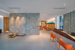 A seating area at Wuyu Hotel Chongqing Southwest University & Jialing Riverside