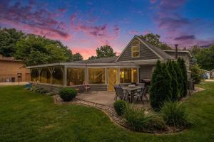 Zahrada ubytování Lakeshore Cottage Waterfront/Great Wi-fi