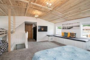 TV a/nebo společenská místnost v ubytování Lakeshore Cottage Waterfront/Great Wi-fi