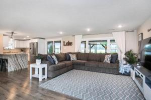 Posezení v ubytování Lakeshore Cottage Waterfront/Great Wi-fi