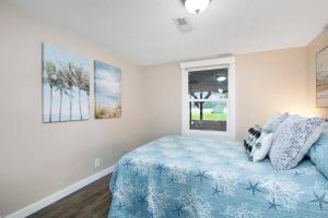 Postel nebo postele na pokoji v ubytování Lakeshore Cottage Waterfront/Great Wi-fi + 33 fotografií