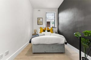 Voodi või voodid majutusasutuse Luxurious Two Bedroom Flat toas