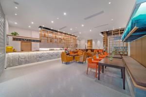 A seating area at Wuyu Hotel Chongqing Southwest University & Jialing Riverside