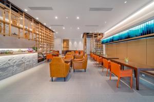 A seating area at Wuyu Hotel Chongqing Southwest University & Jialing Riverside