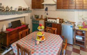 una cocina con una mesa con un plato de fruta. en 4 Bedroom Lovely Home In Atessa, en Atessa