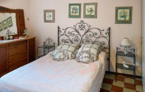 sypialnia z dużym łóżkiem z poduszkami w obiekcie 4 Bedroom Lovely Home In Atessa w mieście Atessa