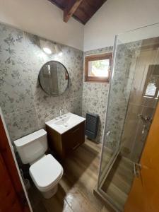 y baño con aseo, lavabo y ducha. en Casa con vista al lago en San Carlos de Bariloche