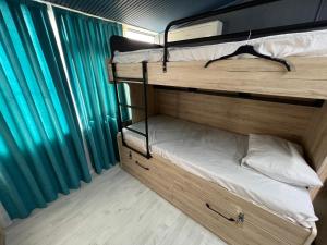 Una cama o camas cuchetas en una habitación  de İstiklal hostel istanbul