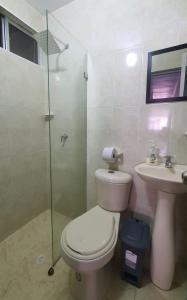 ein Bad mit einem WC, einem Waschbecken und einer Dusche in der Unterkunft Kiosco Azul - Apartamento amoblado cerca al mar in Ríohacha