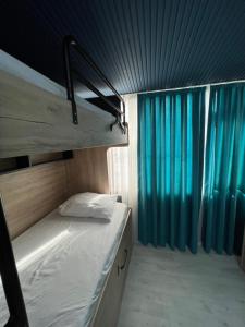 Una cama o camas cuchetas en una habitación  de İstiklal hostel istanbul