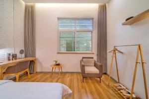 A bed or beds in a room at Wuyu Hotel Chongqing Southwest University & Jialing Riverside