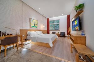 A bed or beds in a room at Wuyu Hotel Chongqing Southwest University & Jialing Riverside