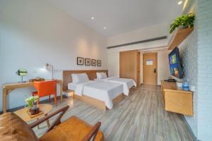 A bed or beds in a room at Wuyu Hotel Chongqing Southwest University & Jialing Riverside