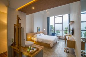 ein Schlafzimmer mit einem Bett und ein Badezimmer mit einer Badewanne in der Unterkunft Wuyu Hotel Chongqing Jinyun Mountain Southwest University in Chongqing