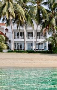 ein Hotel am Strand mit Palmen in der Unterkunft Villa M in Bophut 