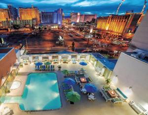 uma piscina no topo de um edifício com um horizonte da cidade em Princess Suite Platinum Hotel em Las Vegas