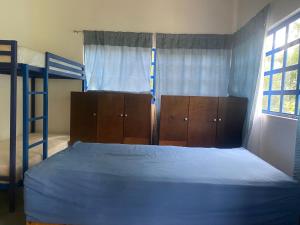 1 dormitorio con 2 literas y ventana en AVIVAMIENTO, en Amacuzac
