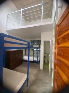 um quarto com um beliche e um beliche em AVIVAMIENTO em Amacuzac